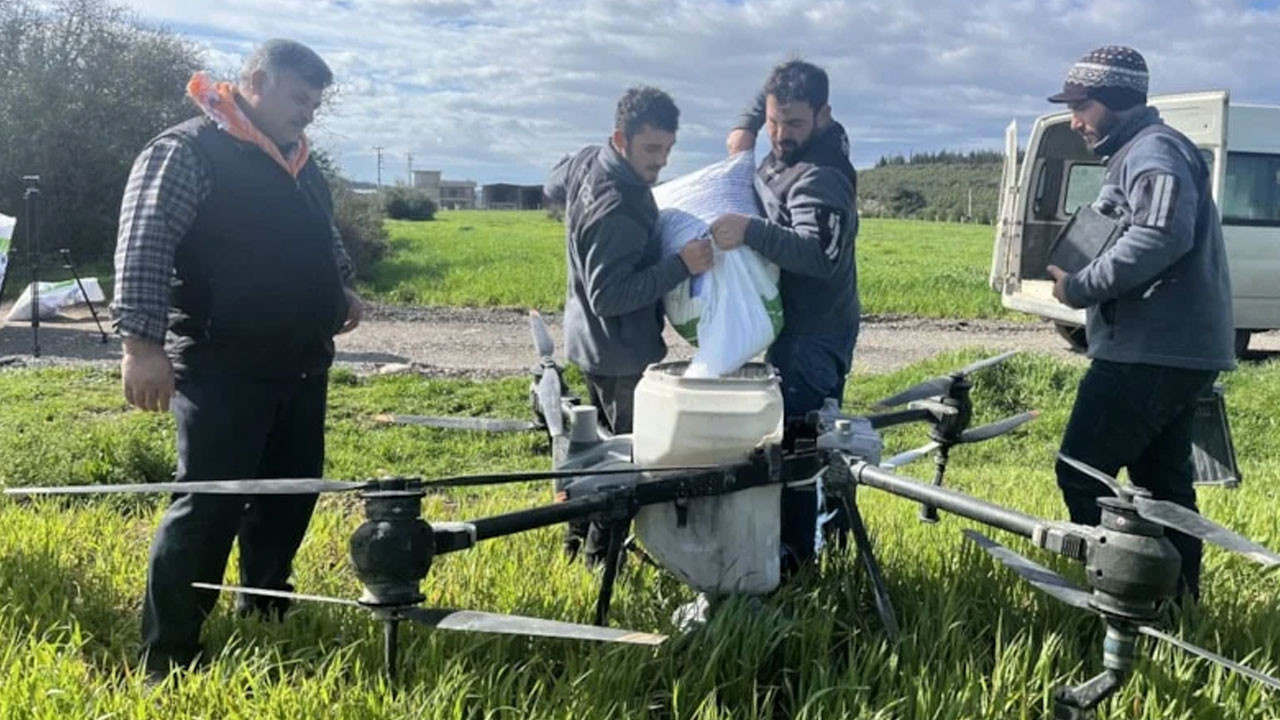 Yağmur tarlayı çamura çevirdi, çözümü drone ile sağladı!