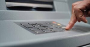 bankalar-musterilerine-nakit-para-cekin-demeye-basladi-gOHLnwBn