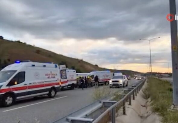 istanbul-izmir-otoyolunda-yolcu-otobusu-devrildi-36-yolcu-yaralandi-NcTGPPud